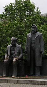 Statuen am Marx-Engels-Forum